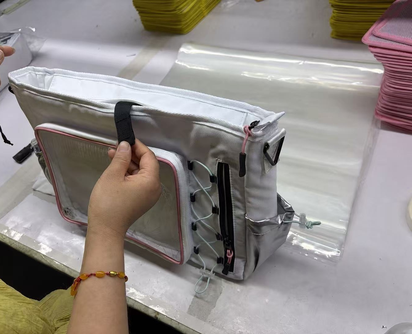 バッグを手作業で確認する検品工程